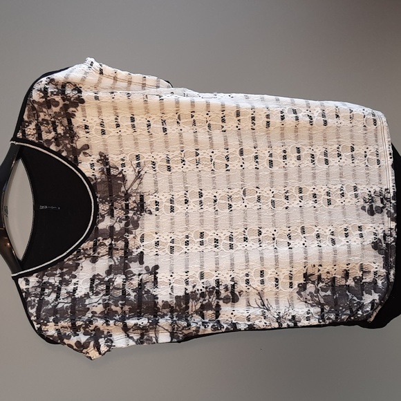 Edista top. Short Sleeve Black & White Top, Lace Front, Round Ne… - Picture 1 of 13